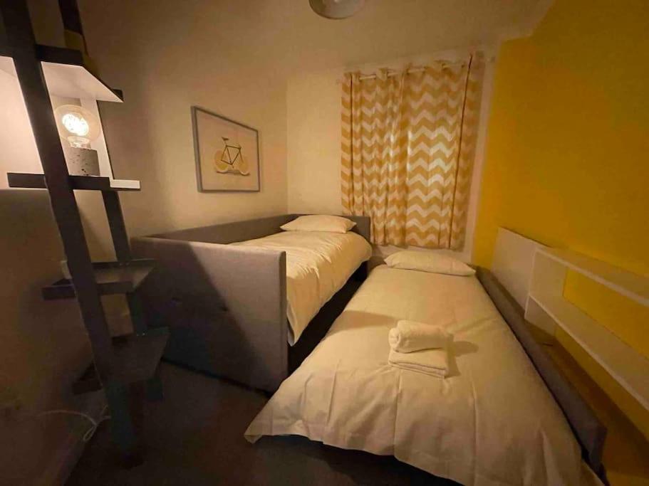 East Walls Apartment チチェスター エクステリア 写真