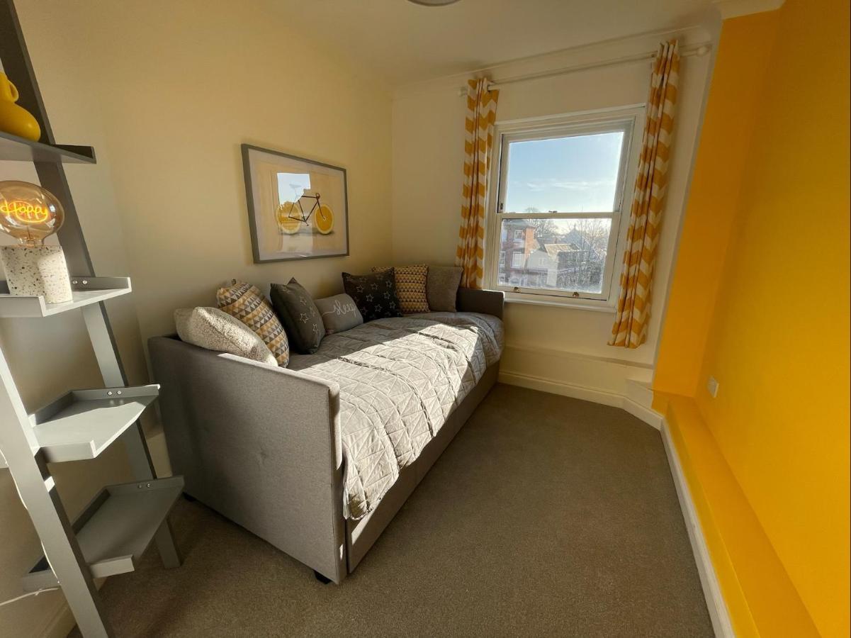 East Walls Apartment チチェスター エクステリア 写真