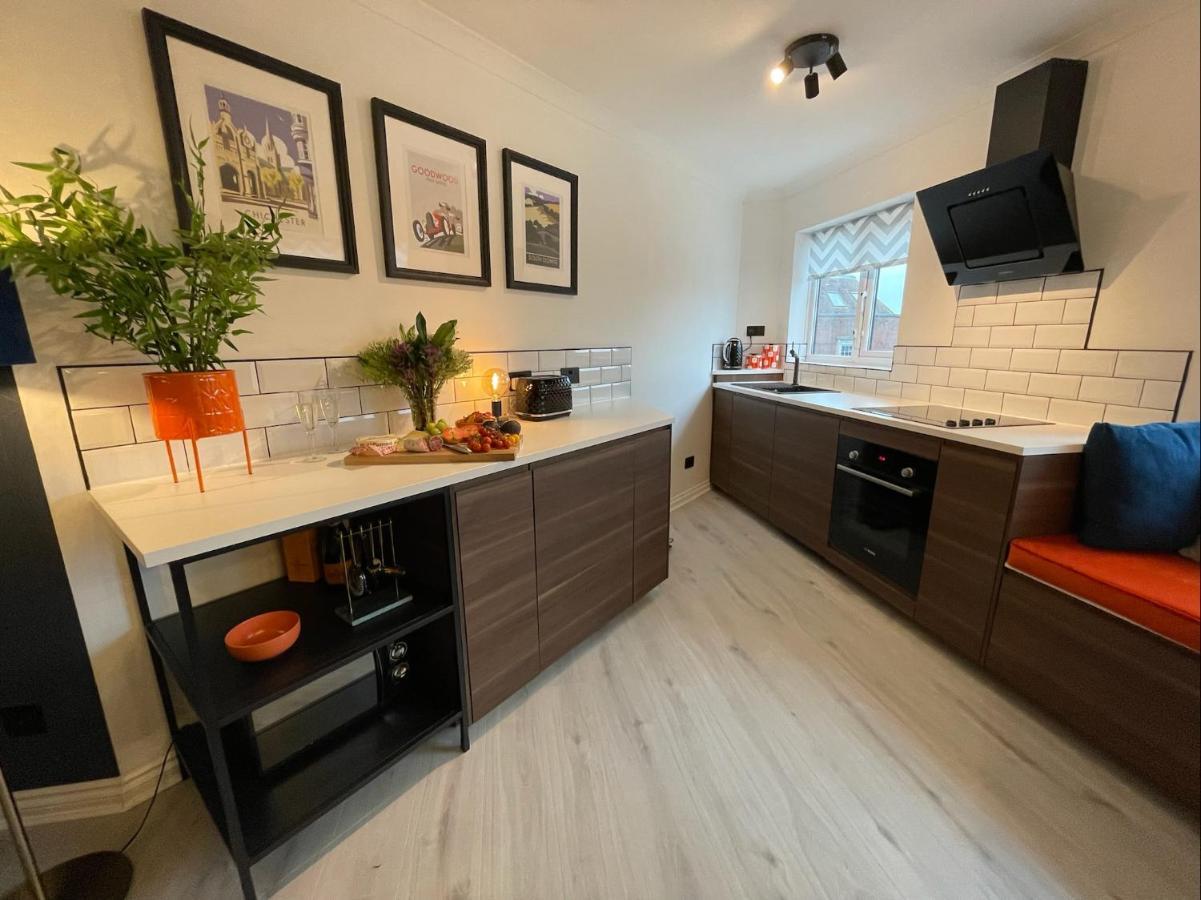 East Walls Apartment チチェスター エクステリア 写真