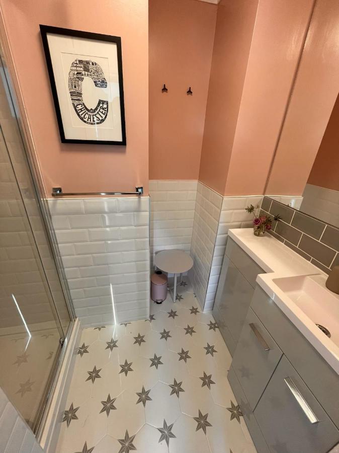 East Walls Apartment チチェスター エクステリア 写真